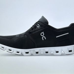 On Cloud- Cloud 5 black/white size 7